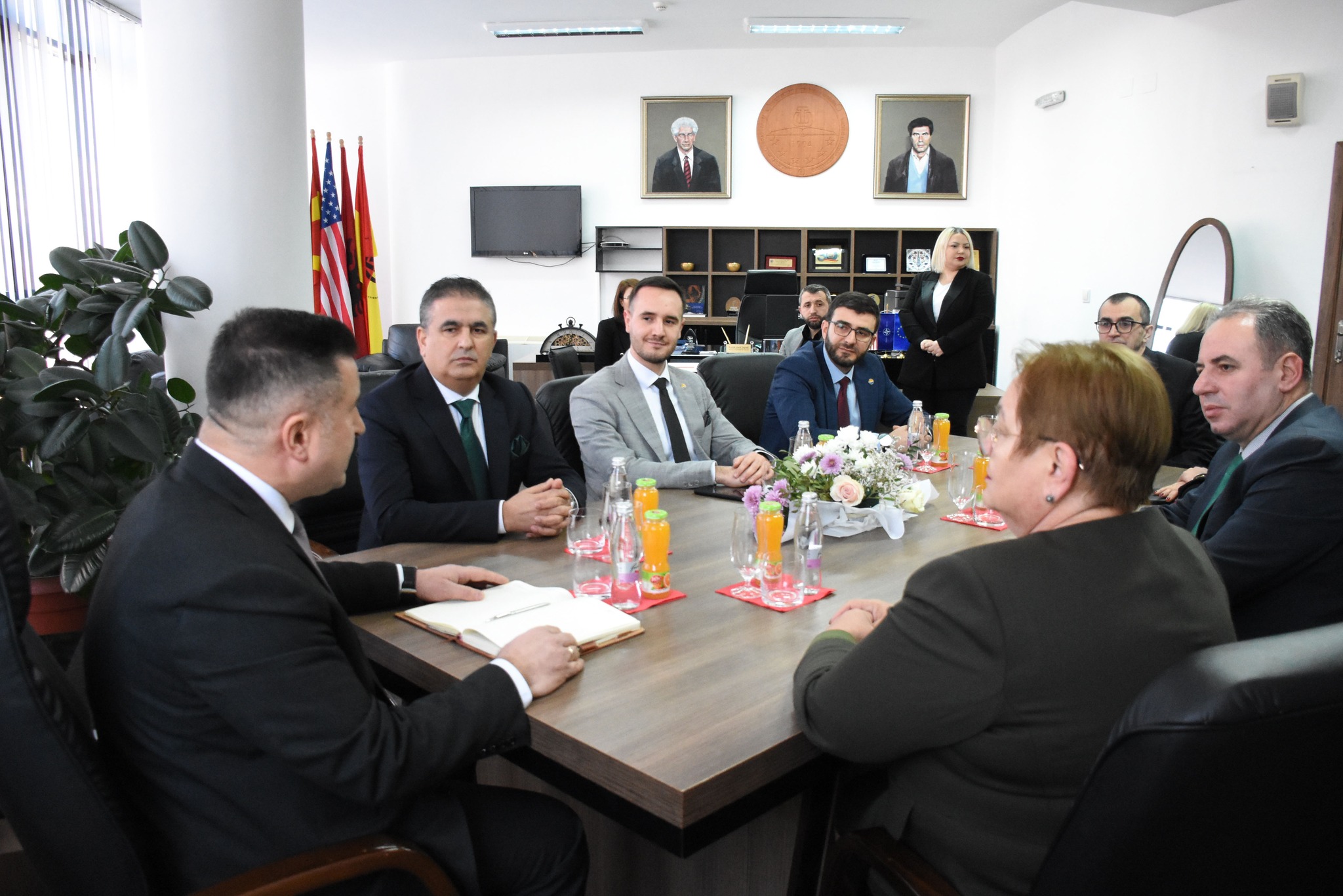 Ректорот на УТ, Јусуф Зејнели и Ладон Мурсели на средба со министерката Весна Јаневска, фото: УТ/ФБ.